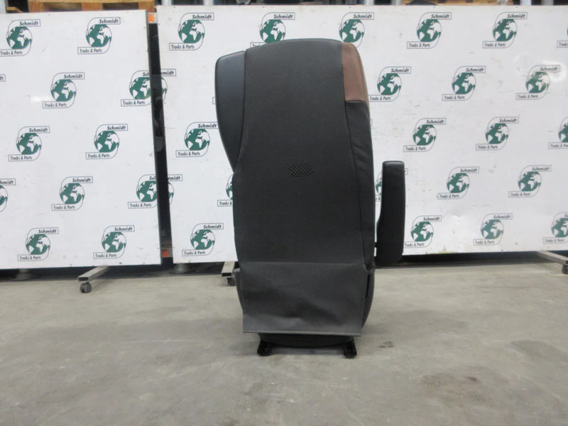 DAF 2109118 // 2109134 // STOELEN SET LEER DAF XF 530 MODEL 2021 - Iste - Veoauto: pilt 3 DAF 2109118 // 2109134 // STOELEN SET LEER DAF XF 530 MODEL 2021 - Iste - Veoauto: pilt 3