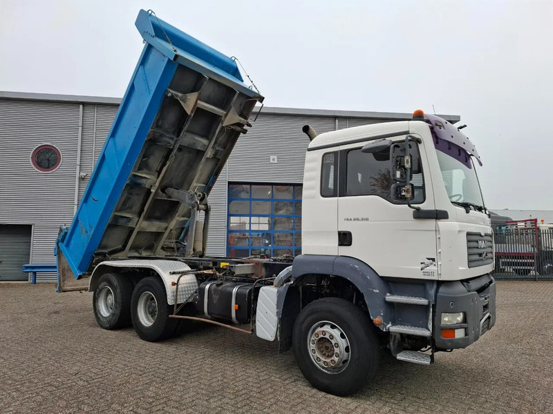 MAN TGA 26.310 / 6X4 / 2XBIG AXLE / 2SIDE TIPPER / ONLY:545423 KM / TUV:06-05-2026 / FULL-STEEL / AIRCO / MANUAL / EURO-4 / 2005 - Kallurauto: pilt 5 MAN TGA 26.310 / 6X4 / 2XBIG AXLE / 2SIDE TIPPER / ONLY:545423 KM / TUV:06-05-2026 / FULL-STEEL / AIRCO / MANUAL / EURO-4 / 2005 - Kallurauto: pilt 5