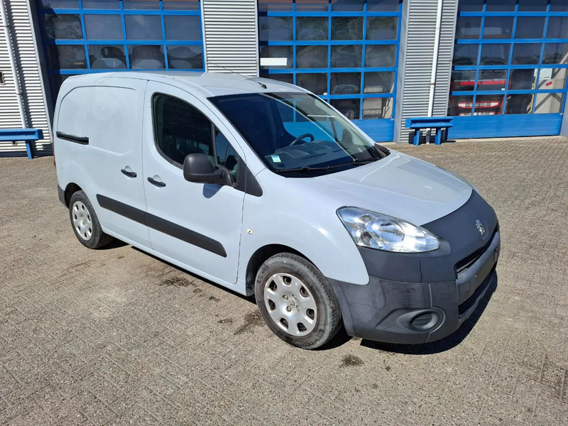Peugeot Partner 1.6 HDI / TUV:12-01-2026 / AIRCO / CLOSED BOX / MANUAL / EURO-5 b / 2015 - Väike kaubik: pilt 2 Peugeot Partner 1.6 HDI / TUV:12-01-2026 / AIRCO / CLOSED BOX / MANUAL / EURO-5 b / 2015 - Väike kaubik: pilt 2
