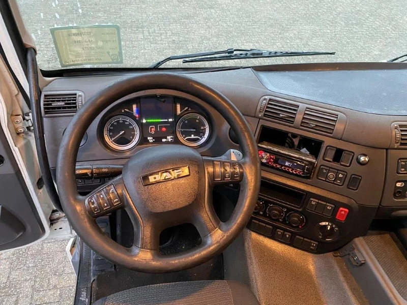 Interior photo 2: Sadulveok DAF CF370 / NICE CLEAN NL TRUCK / TYRES 80% / AUTOMATIC / EURO-6 / 2015