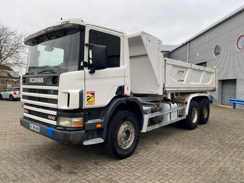 Scania 124-400 / 6X4 / RETARDER / BIG AXLE / FULL STEEL / 2SIDE TIPPER / OLD TACHO / AIRCO / MANUAL / EURO-2 / 2000 - Kallurauto: pilt 1 Scania 124-400 / 6X4 / RETARDER / BIG AXLE / FULL STEEL / 2SIDE TIPPER / OLD TACHO / AIRCO / MANUAL / EURO-2 / 2000 - Kallurauto: pilt 1
