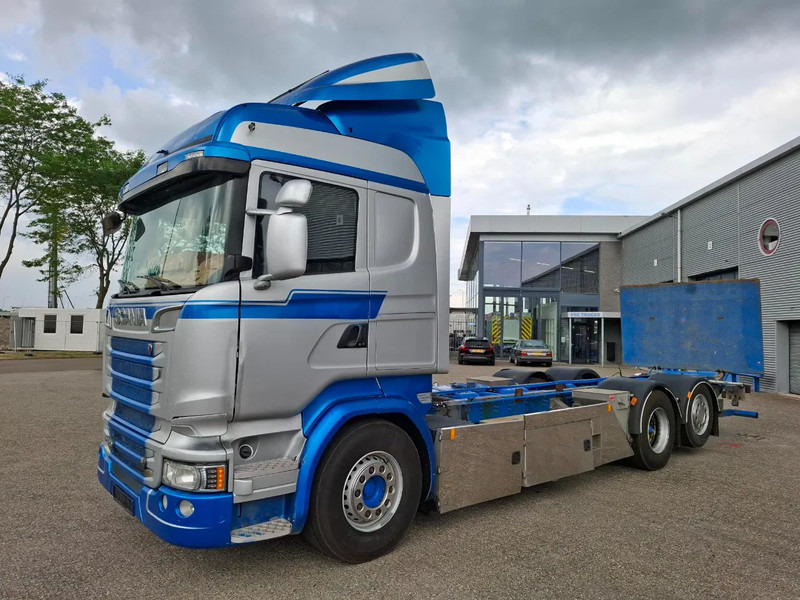 Scania R580 V8 / RETARDER / LIFT+LENKACHSE / FULL-AIR / PLATFORM 2000 KG / LEATHER / AIRCO / AUTOMATIC / EURO-6 / 2014 - Kabiinišassiiga veoauto: pilt 1 Scania R580 V8 / RETARDER / LIFT+LENKACHSE / FULL-AIR / PLATFORM 2000 KG / LEATHER / AIRCO / AUTOMATIC / EURO-6 / 2014 - Kabiinišassiiga veoauto: pilt 1