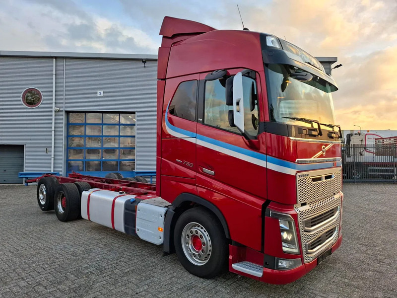 Volvo FH16-750 / BIG AXLE / VEB+ / ONLY:679711 KM / DYNAMIC STEERING / NAVI / LWDS / FULL-AIR / AUTOMATIC / EURO-6 / 2018 - Kabiinišassiiga veoauto: pilt 2 Volvo FH16-750 / BIG AXLE / VEB+ / ONLY:679711 KM / DYNAMIC STEERING / NAVI / LWDS / FULL-AIR / AUTOMATIC / EURO-6 / 2018 - Kabiinišassiiga veoauto: pilt 2