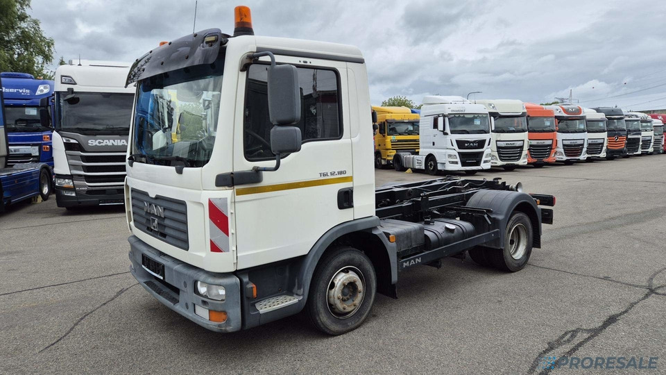 MAN TGL 12.180 4x2 BB EURO 3 - Hákový nosič kontejnerů - Konkstõstukiga veoauto: pilt 2 MAN TGL 12.180 4x2 BB EURO 3 - Hákový nosič kontejnerů - Konkstõstukiga veoauto: pilt 2