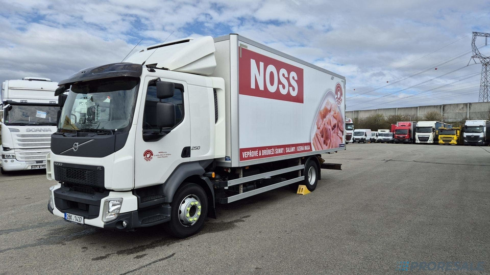 VOLVO FL 250 BB EURO 6 - mrazírna + CARRIER XARIOS 600 EL MAXI - Külmutiga veoauto: pilt 2 VOLVO FL 250 BB EURO 6 - mrazírna + CARRIER XARIOS 600 EL MAXI - Külmutiga veoauto: pilt 2
