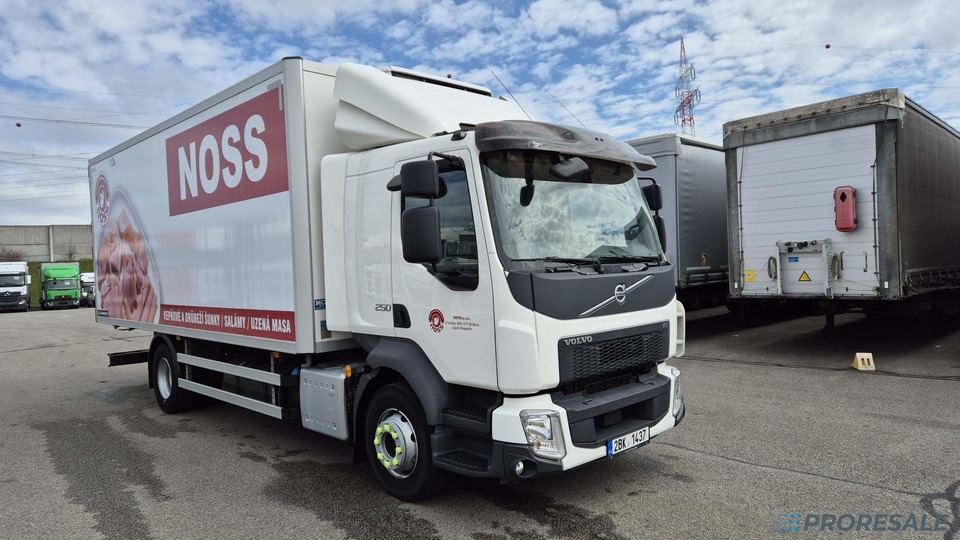 VOLVO FL 250 BB EURO 6 - mrazírna + CARRIER XARIOS 600 EL MAXI - Külmutiga veoauto: pilt 1 VOLVO FL 250 BB EURO 6 - mrazírna + CARRIER XARIOS 600 EL MAXI - Külmutiga veoauto: pilt 1