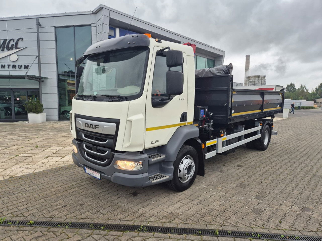 DAF LF 210 HDS HMF / Kipper / Like NEW - Kallurauto, Kraanaga veoauto: pilt 1 DAF LF 210 HDS HMF / Kipper / Like NEW - Kallurauto, Kraanaga veoauto: pilt 1