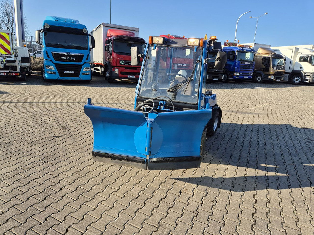 HOLDER C245 4WD / Tool carrier / Snow plow / PTO Front AN D Rear / 4X4 / - Munitsipaaltraktor: pilt 3 HOLDER C245 4WD / Tool carrier / Snow plow / PTO Front AN D Rear / 4X4 / - Munitsipaaltraktor: pilt 3