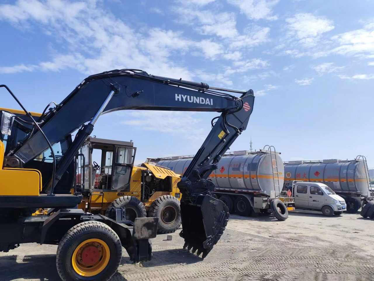 Hyundai R210-7 / Cummins / 1800MTH / Works Great Like NEW - Ratastel ekskavaator: pilt 2 Hyundai R210-7 / Cummins / 1800MTH / Works Great Like NEW - Ratastel ekskavaator: pilt 2