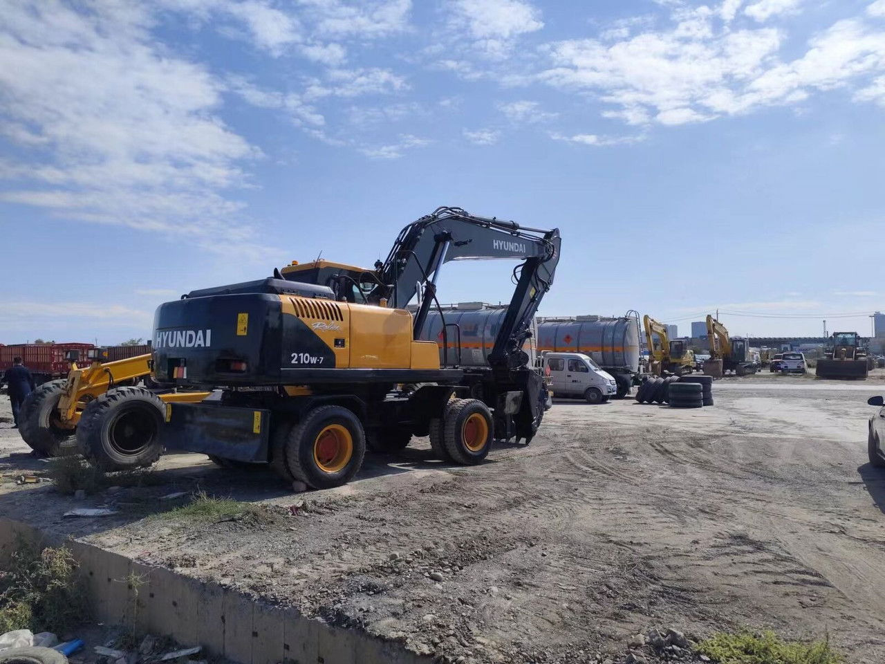Hyundai R210-7 - Ratastel ekskavaator: pilt 4 Hyundai R210-7 - Ratastel ekskavaator: pilt 4