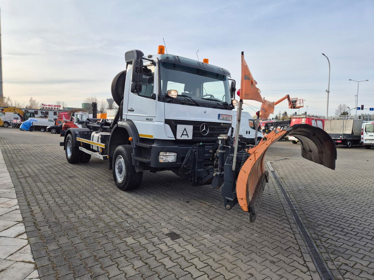 Mercedes-Benz Axor 1833 4X4 / Serviced / Schmidt Plow - Konteinerveduk/ Tõstukiga veoauto: pilt 4 Mercedes-Benz Axor 1833 4X4 / Serviced / Schmidt Plow - Konteinerveduk/ Tõstukiga veoauto: pilt 4