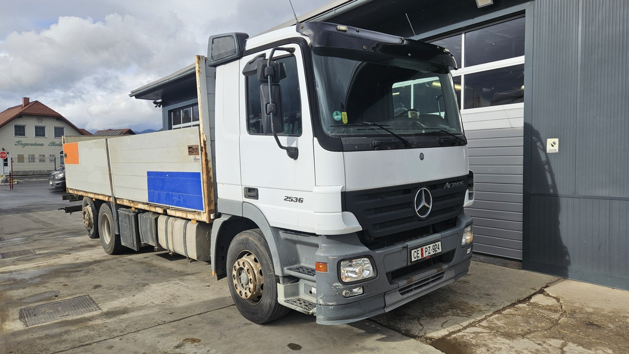 Mercedes-Benz Actros 2536 L 6x2 stake body - lifting axle - Madelveok/ Platvormveok: pilt 1 Mercedes-Benz Actros 2536 L 6x2 stake body - lifting axle - Madelveok/ Platvormveok: pilt 1