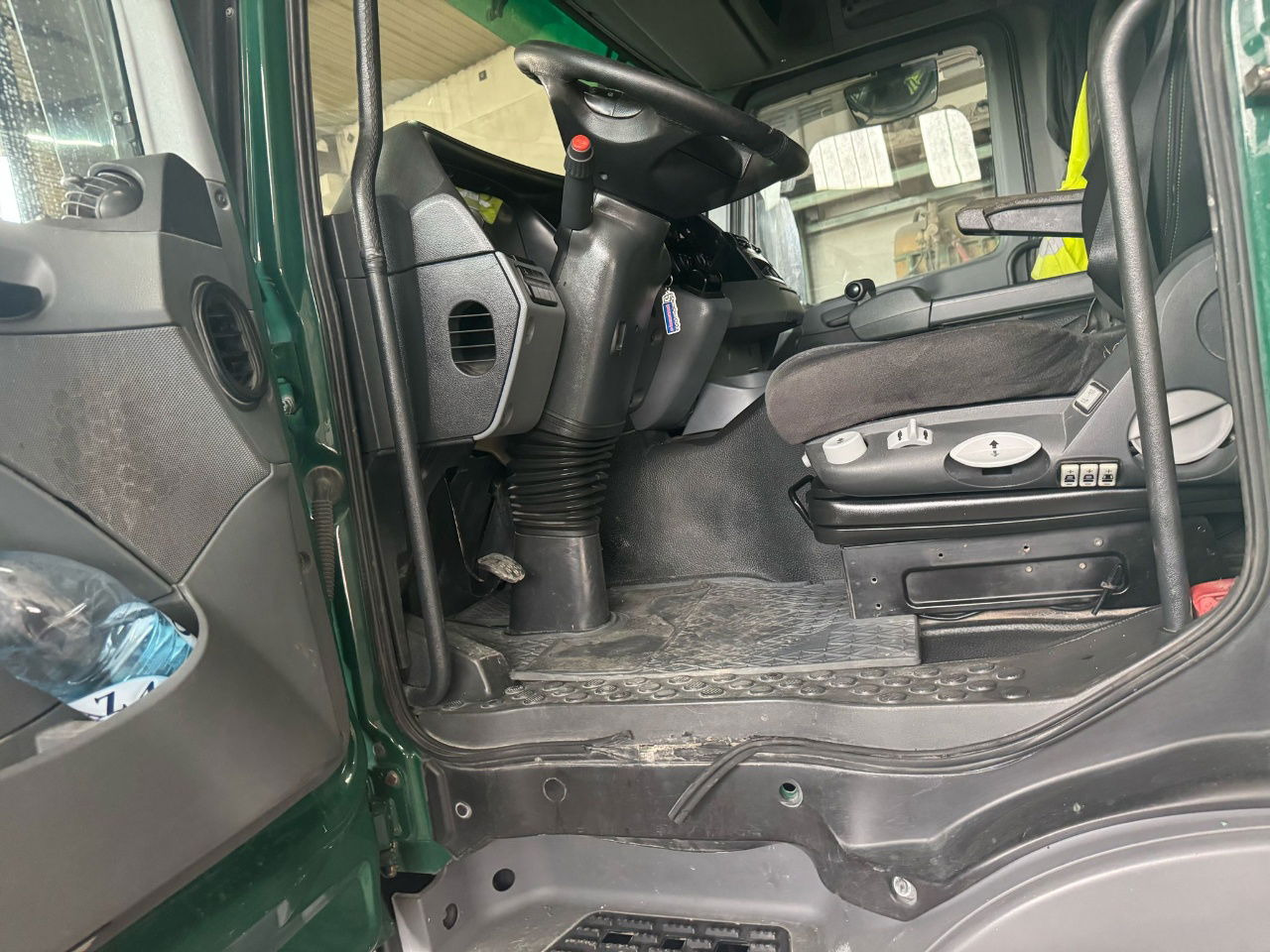 Mercedes-Benz Actros 2044 AS 4x4 tractor unit spring - eps - tipp. hydr. - Sadulveok: pilt 4 Mercedes-Benz Actros 2044 AS 4x4 tractor unit spring - eps - tipp. hydr. - Sadulveok: pilt 4