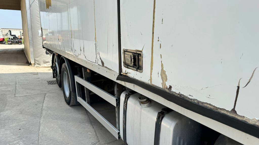 Scania R 114 6X2 carrier fridge - ramp - Külmutiga veoauto: pilt 4 Scania R 114 6X2 carrier fridge - ramp - Külmutiga veoauto: pilt 4