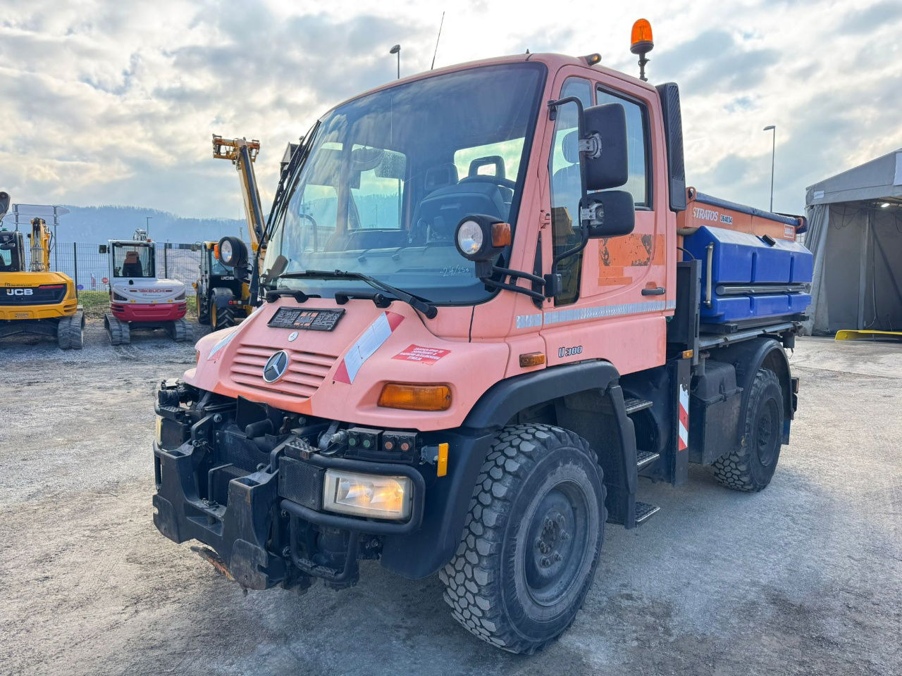 Mercedes-Benz Unimog U300 4x4 - Schmidt salt spreader 3m3 - Veoauto: pilt 1 Mercedes-Benz Unimog U300 4x4 - Schmidt salt spreader 3m3 - Veoauto: pilt 1