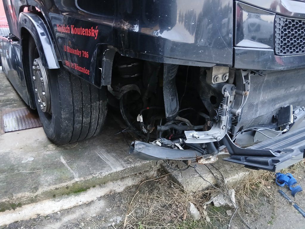 Scania R450 MEGA/lowdeck Unfall / damage - Sadulveok: pilt 4 Scania R450 MEGA/lowdeck Unfall / damage - Sadulveok: pilt 4