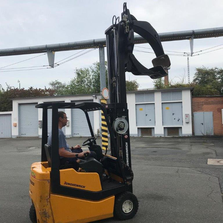 Three-wheel electric front loader Jungheinrich EFG DF 15 with duplex mast and Meyer roller clamp - Elektritõstuk: pilt 2 Three-wheel electric front loader Jungheinrich EFG DF 15 with duplex mast and Meyer roller clamp - Elektritõstuk: pilt 2