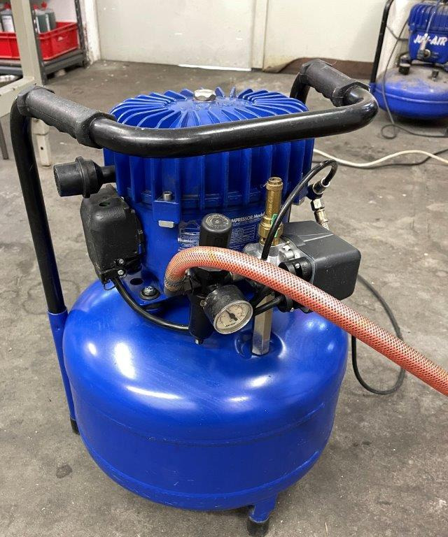 Whisper quiet compressor JUN-AIR 4-25 motor oil lubricated with pressure reducer JUNAIR - Tööstusmasin: pilt 3 Whisper quiet compressor JUN-AIR 4-25 motor oil lubricated with pressure reducer JUNAIR - Tööstusmasin: pilt 3