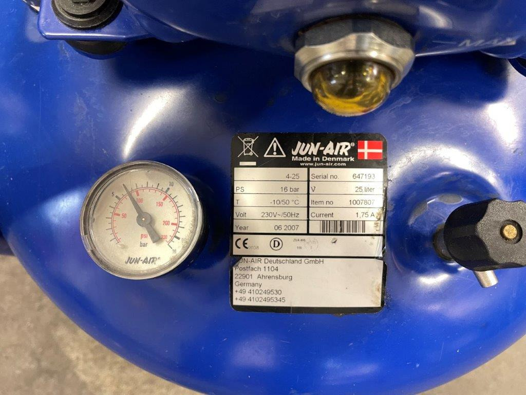 Whisper quiet compressor JUN-AIR 4-25 motor oil lubricated with pressure reducer JUNAIR - Tööstusmasin: pilt 2 Whisper quiet compressor JUN-AIR 4-25 motor oil lubricated with pressure reducer JUNAIR - Tööstusmasin: pilt 2
