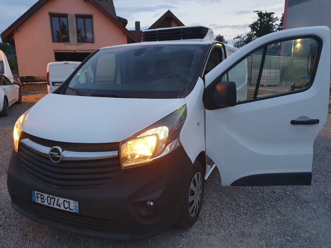 Opel VIVARO CHLODNIA CARRIER+230V KLIMA NAVI EURO6 - Tarbesõiduk külmik: pilt 3 Opel VIVARO CHLODNIA CARRIER+230V KLIMA NAVI EURO6 - Tarbesõiduk külmik: pilt 3