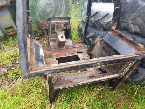 Case 5140, 5120, 5130, 5150 Cab Frame 241678a1, 1330957c3, 1340148c3 - Kabiin: pilt 3 Case 5140, 5120, 5130, 5150 Cab Frame 241678a1, 1330957c3, 1340148c3 - Kabiin: pilt 3