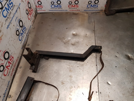 Case 5140, 5120, 5130, Fuel Tank Bracket Kit 1534442c1, 1534445c1 - Kütusepaak: pilt 4 Case 5140, 5120, 5130, Fuel Tank Bracket Kit 1534442c1, 1534445c1 - Kütusepaak: pilt 4