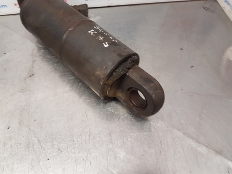 Claas Axos 340 Cx, Ergos, Celtis, Ceres Hydraulic Cylinder For Parts 7700068746 - Hüdrauliline silinder - Traktor: pilt 3 Claas Axos 340 Cx, Ergos, Celtis, Ceres Hydraulic Cylinder For Parts 7700068746 - Hüdrauliline silinder - Traktor: pilt 3
