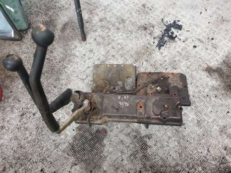 Fiat 90-90, 100-90, 110-90 Transmission Control Cover 5129987, 5130986, 5132247 - Käigukang - Traktor: pilt 1 Fiat 90-90, 100-90, 110-90 Transmission Control Cover 5129987, 5130986, 5132247 - Käigukang - Traktor: pilt 1
