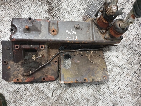 Fiat 90-90, 100-90, 110-90 Transmission Control Cover 5129987, 5130986, 5132247 - Käigukang - Traktor: pilt 4 Fiat 90-90, 100-90, 110-90 Transmission Control Cover 5129987, 5130986, 5132247 - Käigukang - Traktor: pilt 4