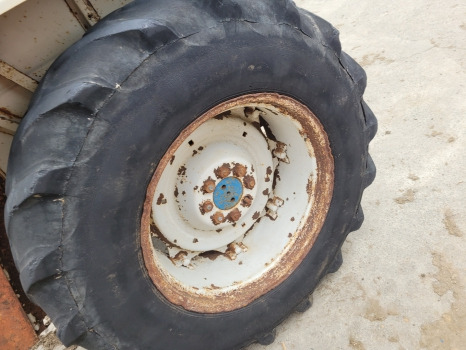 Ford 2600, 3600, 4600, 4000 Rear Wheel Rim And Tyre 16.9 R30 - Komplektne ratas: pilt 4 Ford 2600, 3600, 4600, 4000 Rear Wheel Rim And Tyre 16.9 R30 - Komplektne ratas: pilt 4