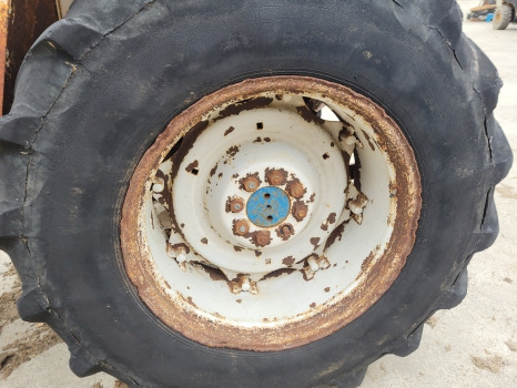 Ford 2600, 3600, 4600, 4000 Rear Wheel Rim And Tyre 16.9 R30 - Komplektne ratas: pilt 3 Ford 2600, 3600, 4600, 4000 Rear Wheel Rim And Tyre 16.9 R30 - Komplektne ratas: pilt 3