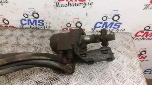 Ford 30, 10 S 4630 Danfoss Steering Motor Valve 83986295, E9223a244ba, 150n1260 - Juhtimine - Traktor: pilt 2 Ford 30, 10 S 4630 Danfoss Steering Motor Valve 83986295, E9223a244ba, 150n1260 - Juhtimine - Traktor: pilt 2