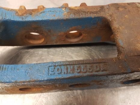 Ford 5110, 7910, 5610, 5000, 7600, 6610 Top Link Bracket D2nn535a, E0nn535da - Raam/ Konstruktsioon - Põllutööseade: pilt 4 Ford 5110, 7910, 5610, 5000, 7600, 6610 Top Link Bracket D2nn535a, E0nn535da - Raam/ Konstruktsioon - Põllutööseade: pilt 4