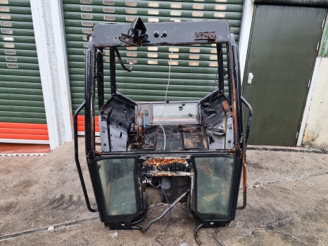 Ford New Holland 7740, 8240, 8340, 40 Series, Cab Frame 82005321 - Kabiin: pilt 1 Ford New Holland 7740, 8240, 8340, 40 Series, Cab Frame 82005321 - Kabiin: pilt 1