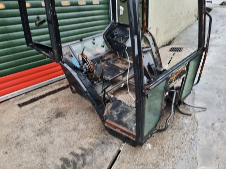 Ford New Holland 7740, 8240, 8340, 40 Series, Cab Frame 82005321 - Kabiin: pilt 4 Ford New Holland 7740, 8240, 8340, 40 Series, Cab Frame 82005321 - Kabiin: pilt 4
