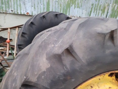 John Deere 2130 Rear Wheel Rim And Tyre 16.9/14-30, R30, At30619 - Komplektne ratas: pilt 1 John Deere 2130 Rear Wheel Rim And Tyre 16.9/14-30, R30, At30619 - Komplektne ratas: pilt 1