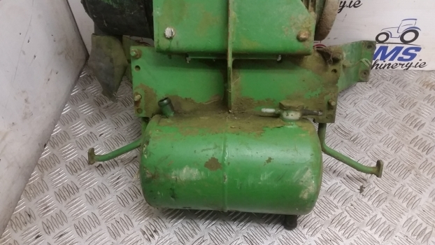 John Deere 3350, 2250 Air Cleaner And Hydraulic Reservoir Al55540, Al66857 - Õhufilter - Traktor: pilt 2 John Deere 3350, 2250 Air Cleaner And Hydraulic Reservoir Al55540, Al66857 - Õhufilter - Traktor: pilt 2