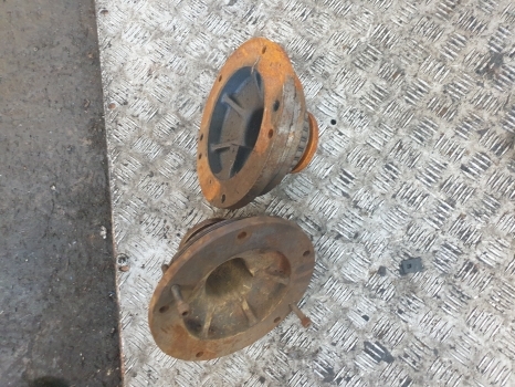 John Deere 6400 Pair Of Rear Axle Differential Bearing Housing Al112560, L77137 - Diferentsiaalvarustus - Traktor: pilt 4 John Deere 6400 Pair Of Rear Axle Differential Bearing Housing Al112560, L77137 - Diferentsiaalvarustus - Traktor: pilt 4