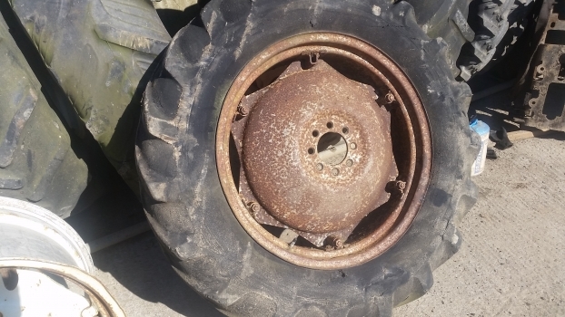 Massey Ferguson 135 Rear Wheel And Tyre 12.4/11-28. 1please Check By The Photos - Komplektne ratas - Traktor: pilt 1 Massey Ferguson 135 Rear Wheel And Tyre 12.4/11-28. 1please Check By The Photos - Komplektne ratas - Traktor: pilt 1