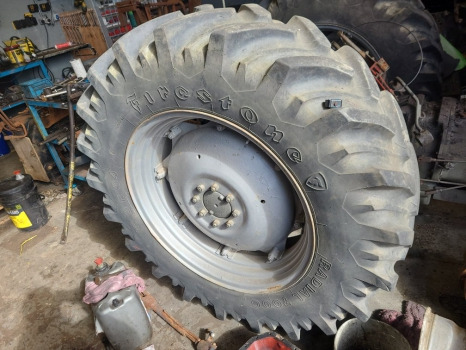 Massey Ferguson 265, 275, 290 Rear Wheel And Tyre 16.9r34 - Komplektne ratas: pilt 1 Massey Ferguson 265, 275, 290 Rear Wheel And Tyre 16.9r34 - Komplektne ratas: pilt 1