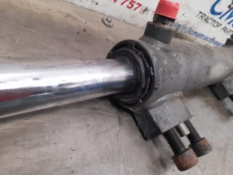 Massey Ferguson 5455 Front Axle Steering Cylinder 7302464901, 7302464903 - Juhtimine: pilt 3 Massey Ferguson 5455 Front Axle Steering Cylinder 7302464901, 7302464903 - Juhtimine: pilt 3