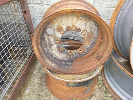 Massey Ferguson 5612, 5425, 5470, 5445, 6712 Front Wheel Rim Pair W12 X 24 - Velg - Põllutööseade: pilt 1 Massey Ferguson 5612, 5425, 5470, 5445, 6712 Front Wheel Rim Pair W12 X 24 - Velg - Põllutööseade: pilt 1