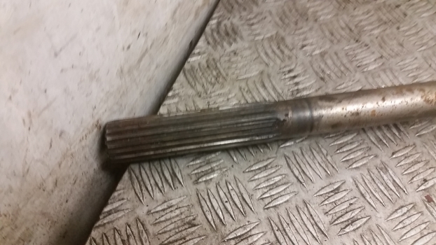 Massey Ferguson 6150, 6160 Front Axle Drive Shaft Left 3764047m91 - Veovõll - Traktor: pilt 2 Massey Ferguson 6150, 6160 Front Axle Drive Shaft Left 3764047m91 - Veovõll - Traktor: pilt 2