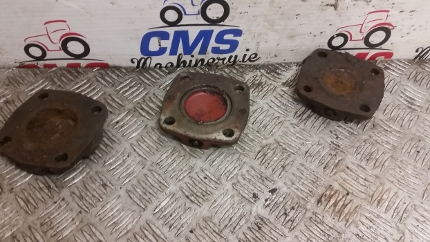 Massey Ferguson 6150, 6160 King Pin Covers 3pc 3426457m1, 3429323m1 - Juhtimine - Traktor: pilt 1 Massey Ferguson 6150, 6160 King Pin Covers 3pc 3426457m1, 3429323m1 - Juhtimine - Traktor: pilt 1