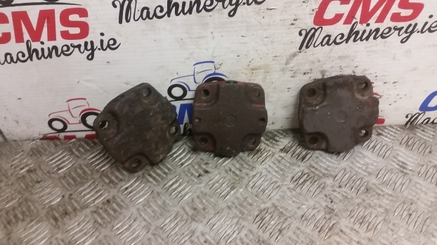 Massey Ferguson 6150, 6160 King Pin Covers 3pc 3426457m1, 3429323m1 - Juhtimine - Traktor: pilt 2 Massey Ferguson 6150, 6160 King Pin Covers 3pc 3426457m1, 3429323m1 - Juhtimine - Traktor: pilt 2