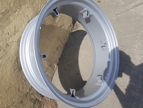 Massey Ferguson, Fordson, Ford, David Brown, International Rear Wheel Rim W10x28 - Velg - Traktor: pilt 1 Massey Ferguson, Fordson, Ford, David Brown, International Rear Wheel Rim W10x28 - Velg - Traktor: pilt 1