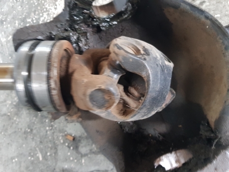 New Holland Case Tm, Mxm, Mxu Ts115a Front Axle Drive Shaft Lhs 5177493, 5191549 - Veovõll - Traktor: pilt 2 New Holland Case Tm, Mxm, Mxu Ts115a Front Axle Drive Shaft Lhs 5177493, 5191549 - Veovõll - Traktor: pilt 2