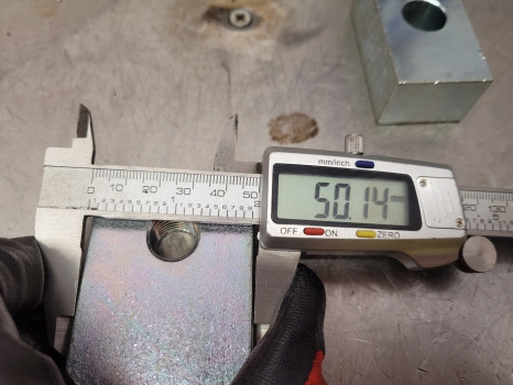 New Holland Case Tm, Mxm, T6, T7, Tsa, T7000, Maxxum, Puma Fan Weight Lock Plate Kit 82012443 - Vastukaal: pilt 3 New Holland Case Tm, Mxm, T6, T7, Tsa, T7000, Maxxum, Puma Fan Weight Lock Plate Kit 82012443 - Vastukaal: pilt 3