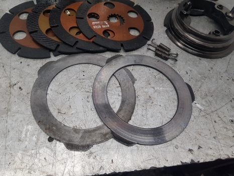New Holland Lm435a Dana Spicer Brake Actuator Disc Kit 112.07.610.02; 85813919 - Pidurikettad - Teleskooplaadur: pilt 2 New Holland Lm435a Dana Spicer Brake Actuator Disc Kit 112.07.610.02; 85813919 - Pidurikettad - Teleskooplaadur: pilt 2