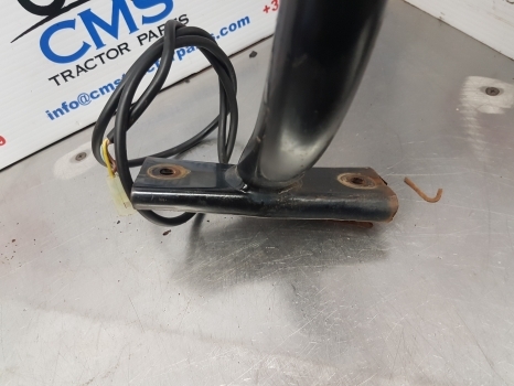New Holland T5.120, T5, T4 Work Light Bracket Lhs 47454263 - Tuled/ Valgus - Traktor: pilt 2 New Holland T5.120, T5, T4 Work Light Bracket Lhs 47454263 - Tuled/ Valgus - Traktor: pilt 2
